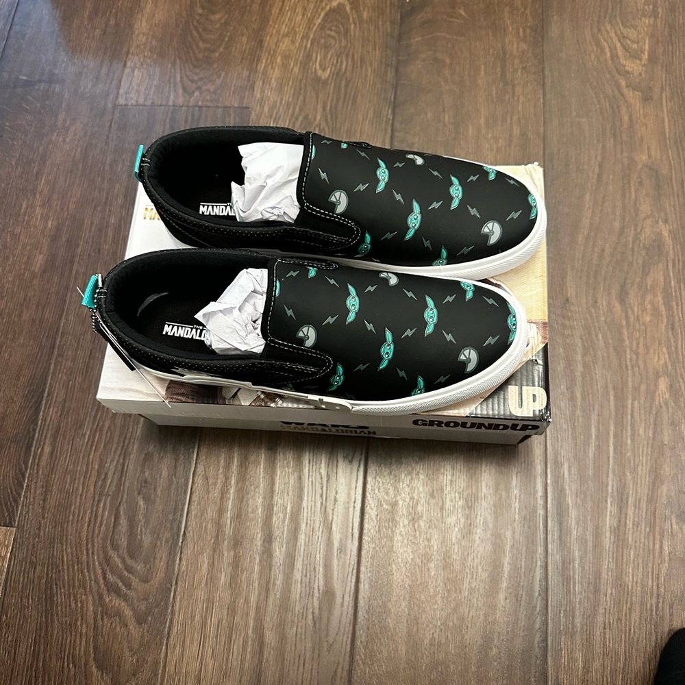 Men’s Grogu Slip-On Shoes Size:10 - Picture 2 of 14